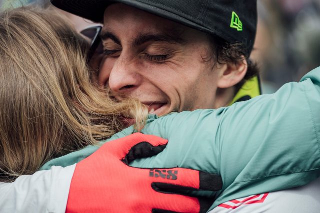Amaury Pierron festeggiato all'arrivo