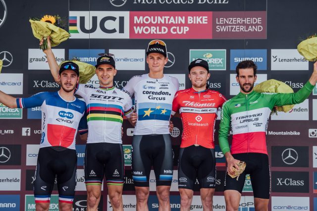 Il podio femminile della gara Elite Men XC a Lenzerheide: 4° Viktor Koretzky, 2° Nino Schurter, 1° Mathieu Van der Poel, 3° Mathias Flueckiger, 5° Gerhard Kerschbaumer