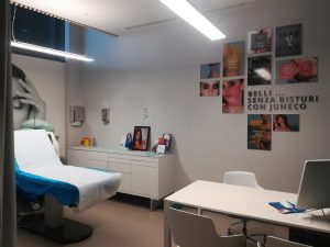 Una visita medica preventiva approfondita sono il lasciapassare necessario per accedere ad ogni tipo di cura estetica. Una visita medica preventiva approfondita sono il lasciapassare necessario per accedere ad ogni tipo di cura estetica.