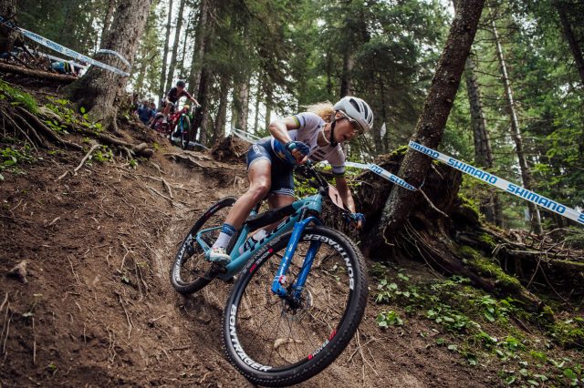 Una foratura nel finale ha costretto Jolanda Neff a chiudere all'ottavo posto