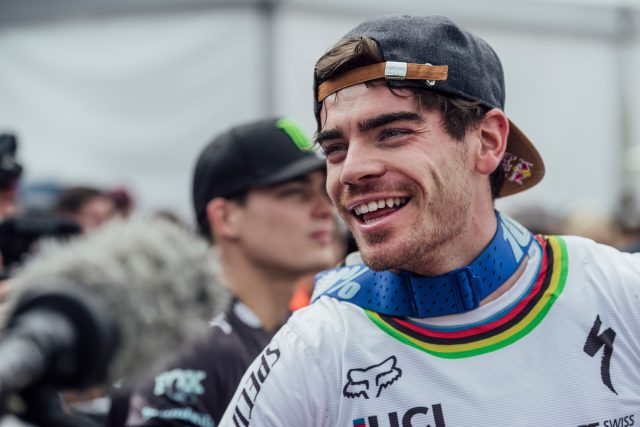Loic Bruni, sempre primo in Coppa del Mondo DH ma con il connazionale Pierron sempre più vicino e minaccioso...