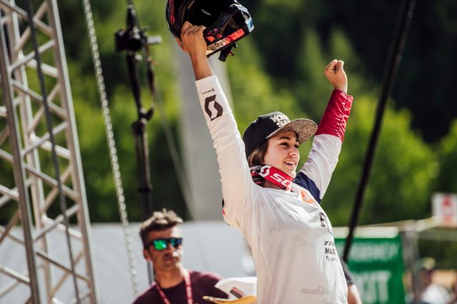 Una felicissima Marine Cabirou, un'altra grande sorpresa di questa World Cup DH 2019
