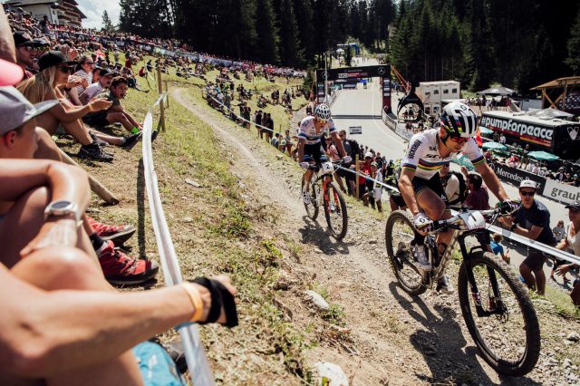 Schurter e Van der Poel si danno battaglia a inizio gara