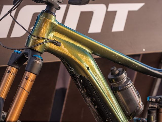 All'interno del massiccio tubo obliquo è contenuta la batteria integrata EnergyPak da 500 Wh, rinunciando alla borraccia si può aggiungere un ulteriore batteria esterna da 250 Wh - foto: Cristiano Guarco