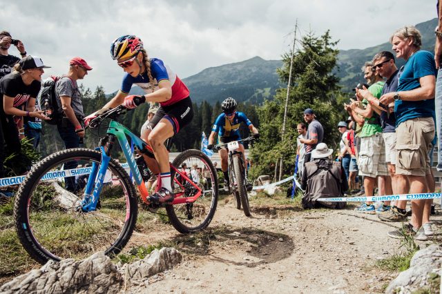 Una fase iniziale della gara XCO femminile con Ferrand-Prevot davanti a Rissveds