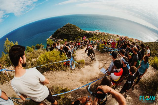 Lo spettacolo della DH Men in picchiata su Varigotti