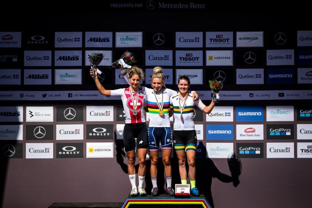 Il podio dei mondiali Women Elite XCO 2019: 2° Jonanda Neff, 1° Pauline Ferrand-Prévot, 3° Rebecca McConnell