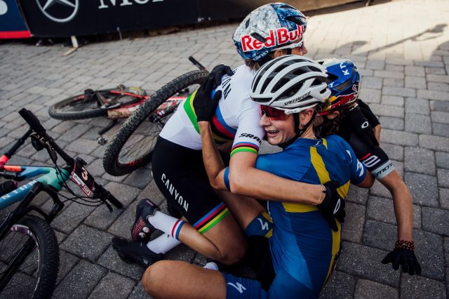 L'emozionante abbraccio a fine gara XCC tra Jenny Rissveds e la neo campionessa del mondo XCO Pauline Ferrand-Prevot