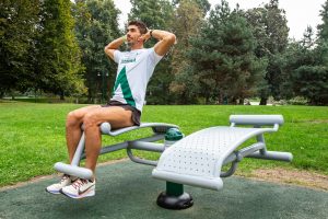 Daniele Vecchioni durante la spiegazione di una delle stazioni ieri al Parco Sempione