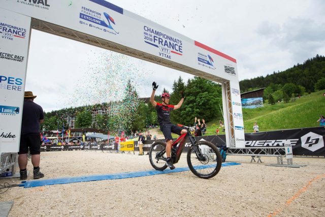 Il mito della MTB Julien Absalon chiude terzo la prima competizione eMTB nella storia dei Mondiali - foto: ©Vélo Vert / Jean-Luc Armand