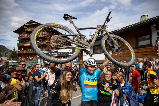 Leo Paez porta in trionfo la sua Giant Anthem 29 - foto: Michele Mondini