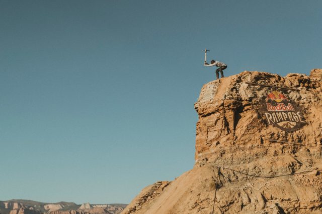 Szymon Godziek modella un drop da un dirupo per la Rampage 2019