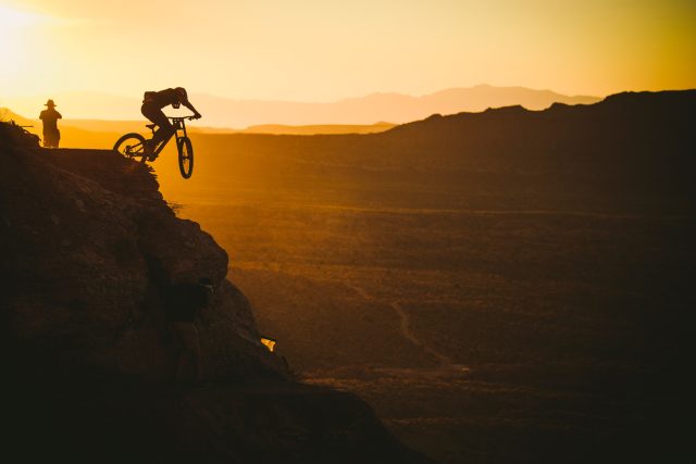 Brett Rheeder prova al tramonto la sua linea per la Rampage 2019