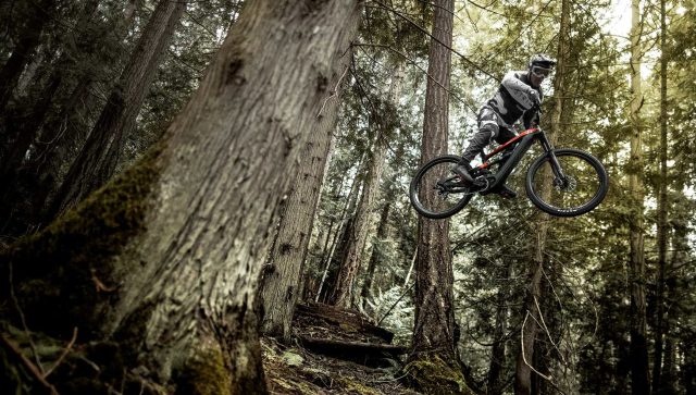 Jordie Lunn in sella alla YT Decoy - foto: YT Industries