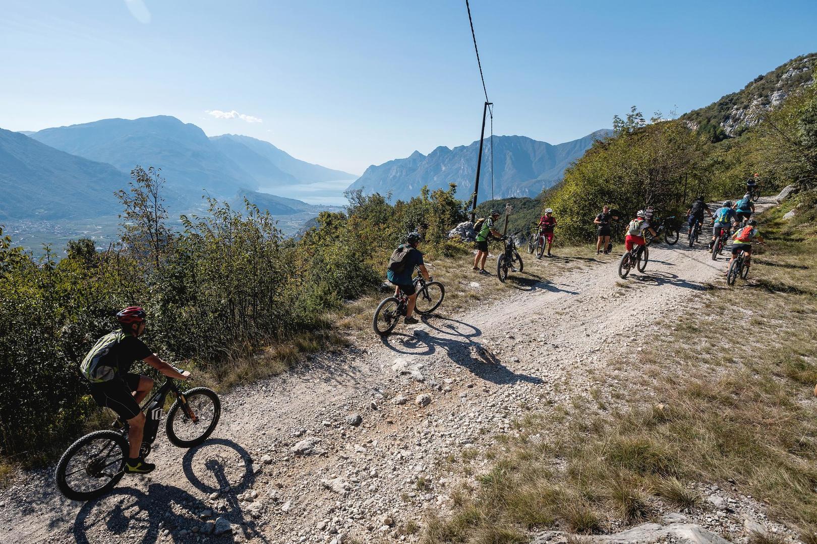 I partecipanti a Emtb Adventure affrontano un tratto di percorso panoramico nel cuore del Garda Trentino - foto: Mila Matavz