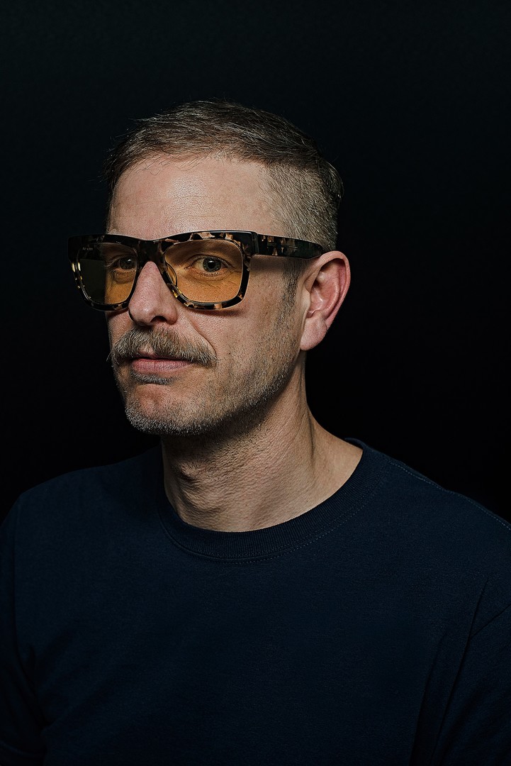 Erman Aikurt, stiloso nella vita, stiloso sul lavoro. Persona estremamente attento alle tendenze attuali, vanta prestigiose collaborazioni con brand internazionali come adidas, Converse e Puma. Erman Aikurt, stiloso nella vita, stiloso sul lavoro. Persona estremamente attento alle tendenze attuali, vanta prestigiose collaborazioni con brand internazionali come adidas, Converse e Puma.
