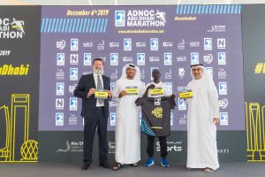 Da sinistra, Andrea Trabuio, Race Director, Mr. Omar Suwaina Al Suwaidi, ADNOC, Marius Kipserem, vincitore del 2018, H.E. Aref Hamad Al Awani, ADSC