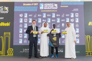 Da sinistra, Andrea Trabuio, Race Director, Mr. Omar Suwaina Al Suwaidi, ADNOC, Marius Kipserem, vincitore del 2018, H.E. Aref Hamad Al Awani, ADSC Da sinistra, Andrea Trabuio, Race Director, Mr. Omar Suwaina Al Suwaidi, ADNOC, Marius Kipserem, vincitore del 2018, H.E. Aref Hamad Al Awani, ADSC
