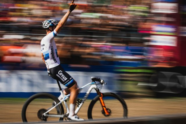 Mathieu Van der Poel vince la World Cup XCO in Val di Sole in sella alla Lux CF SLX