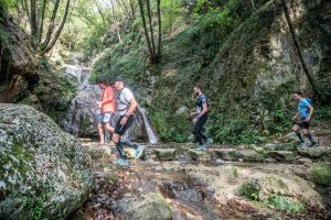 Un passaggio spettacolare sotto alle Cascate del Silan