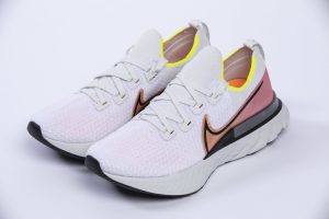 La Nike React Infinity Run è quasi una slip on con allacciatura a asole esterne che dà il giusto sostengo ai piedi senza invadere la tomaia La Nike React Infinity Run è quasi una slip on con allacciatura a asole esterne che dà il giusto sostengo ai piedi senza invadere la tomaia