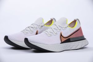 Nike React Infinity Run, pur nascendo come modello running è perfetto anche nell'uso quotidiano con un paio di jeans o, come nella versione in foto da donna, con gonna sportiva. Nike React Infinity Run, pur nascendo come modello running è perfetto anche nell'uso quotidiano con un paio di jeans o, come nella versione in foto da donna, con gonna sportiva.