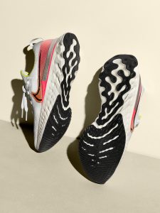 La suola della nuova Nike React Infinity Run è vincente anche nel peso. Un grande grip soprattutto dove serve, riducendo peso e ingombro supefluo. La suola della nuova Nike React Infinity Run è vincente anche nel peso. Un grande grip soprattutto dove serve, riducendo peso e ingombro supefluo.