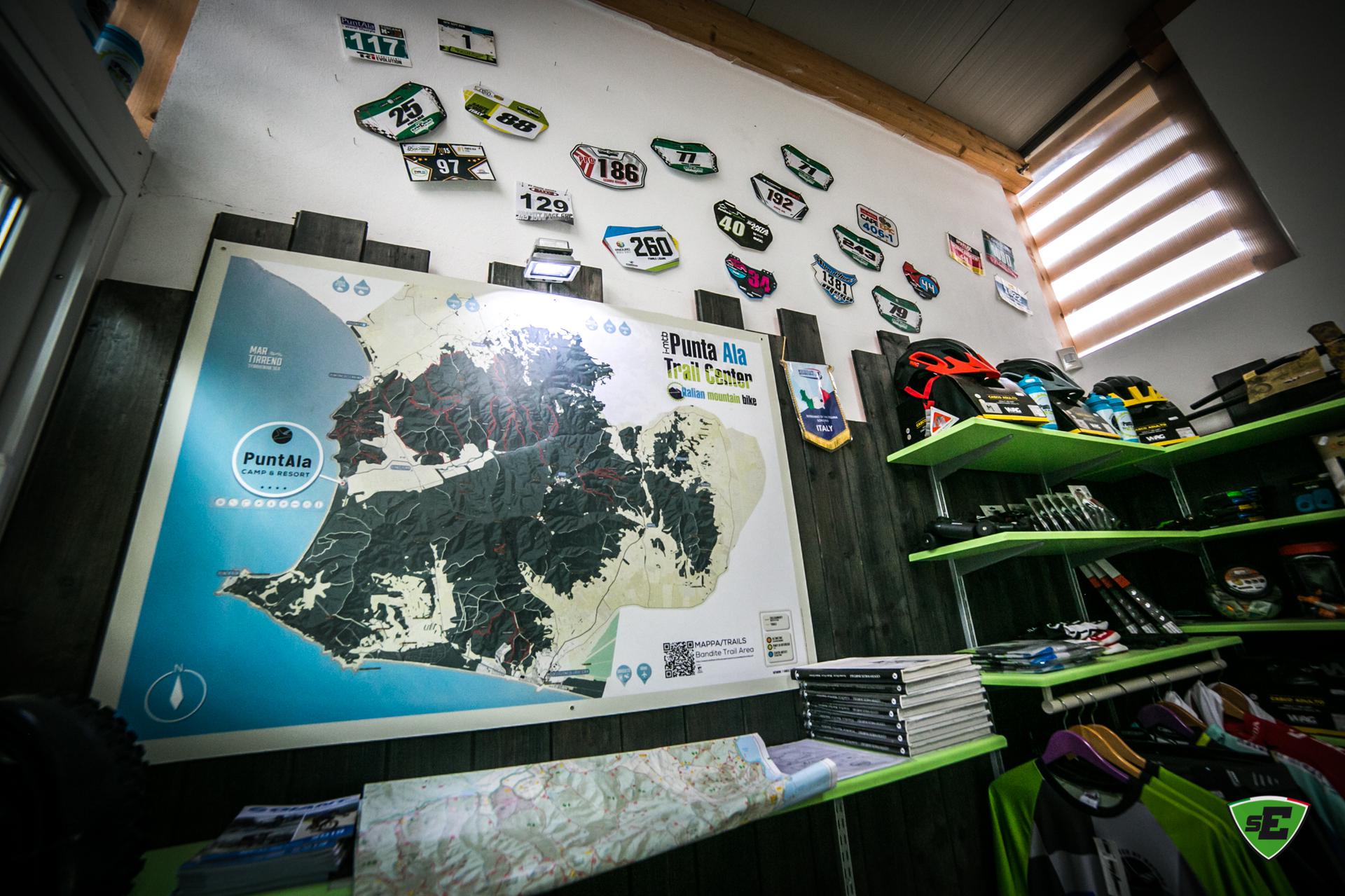 L'interno del noleggio e la mappa del Punta Ala Trail Center @PuntAla Camp & Resort 2019 - Foto: Nicola Damonte