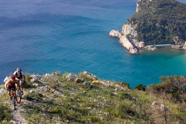 A picco sul mare sui trail del Finalese - foto: Marco Toniolo