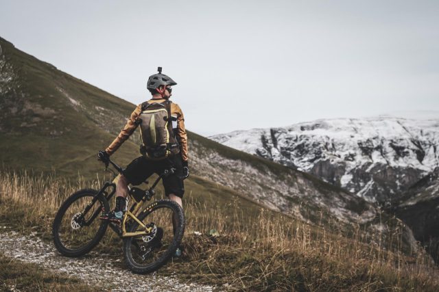 Andrea Tiberi durante la sua "DreamLines", avventura in MTB al cospetto del Monte Bianco
