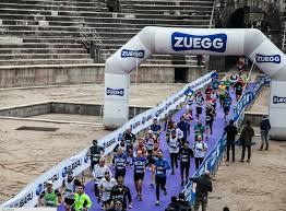 Una fase di gara della Il logo della Gensan Giulietta&Romeo Half Marathon con Zuegg sponsor Una fase di gara della Il logo della Gensan Giulietta&Romeo Half Marathon con Zuegg sponsor