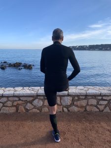 Un particolare del calzoncino a compressione variabile della collezione Abbigliamento Oxyburn, testato da Simone in una fase Outdoor