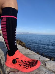 Un particolare del calzoncino a compressione variabile della collezione Abbigliamento Oxyburn, testato da Simone in una fase Outdoor