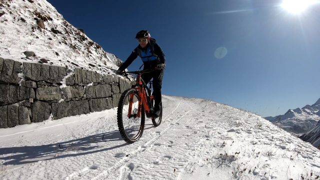 In inverno sulla neve, al caldo e all'asciutto: con l'abbigliamento moderno si può!