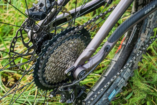 Trasmissione mista Shimano a 11 velocità, con cambio XT e comando e cassetta SLX