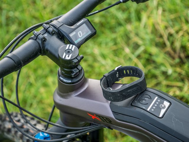 Braccialetto per l'accesso al vano batteria senza necessità della chiave