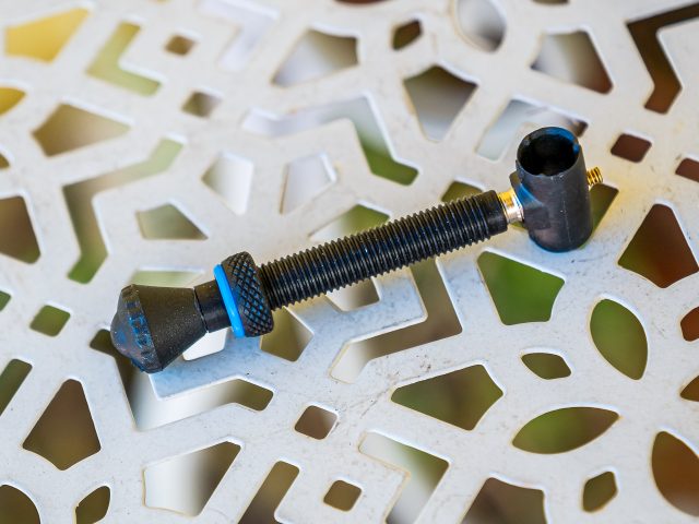 Qui invece la valvola montata, con il tool per lo smontaggio del terminale