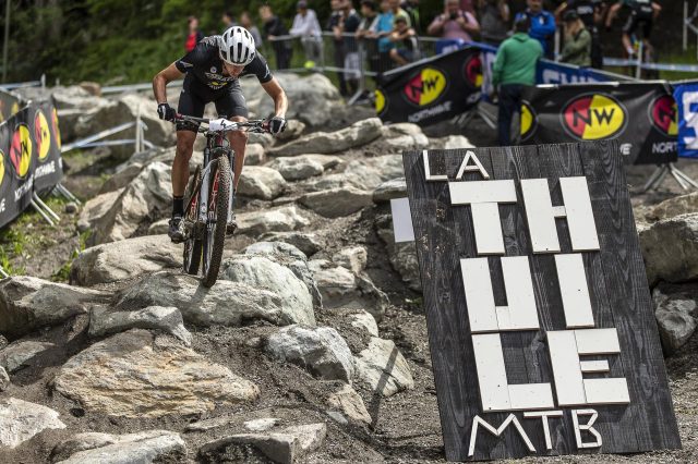 Jordan Sarrou impegnato sullo spettacolare circuito di La Thuile - foto: Michele Mondini