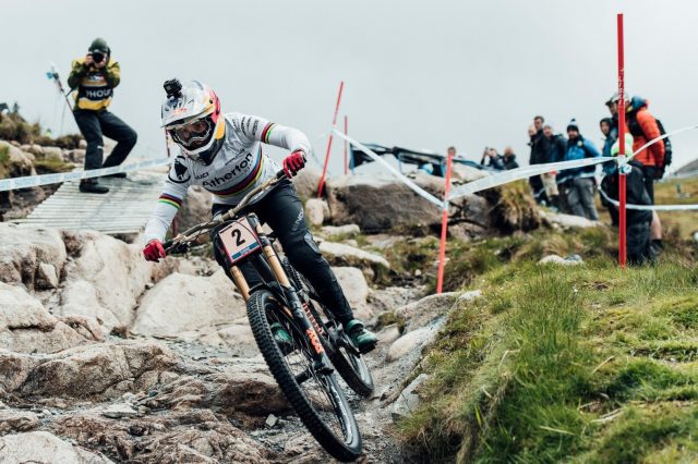 Rachel Atherton in azione a Fort William, Scozia, nel 2019