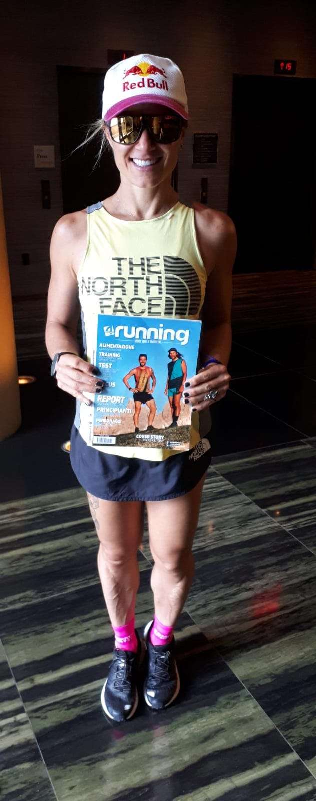 Fernanda Maciel, fortissima atleta The North Face, alla presentazione ufficiale di FUTURELIGHT a New York lo scorso febbraio con una copia della nostra rivista