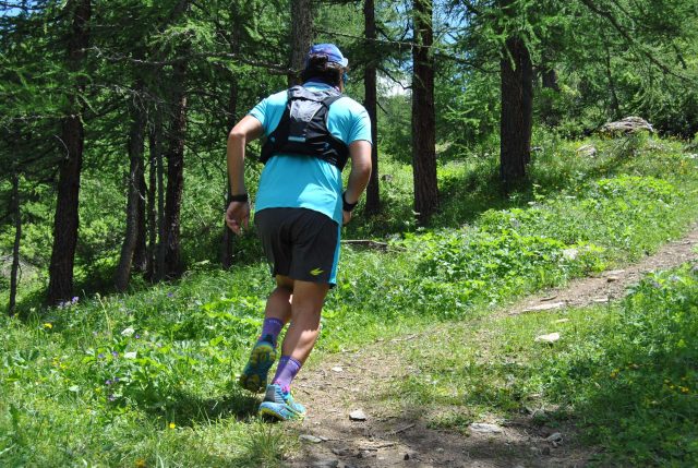 IL nostro tester Marco Bassi in azione durante un allenamento tra i boschi della Valtournenche in Valle d'Aosta