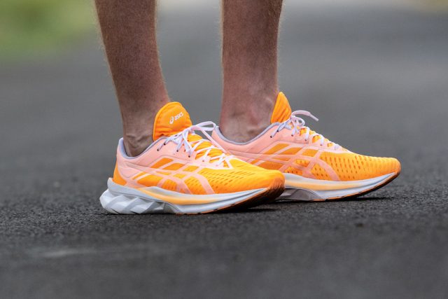 ASICS NOVABLAST in una delle colorazioni maschili
