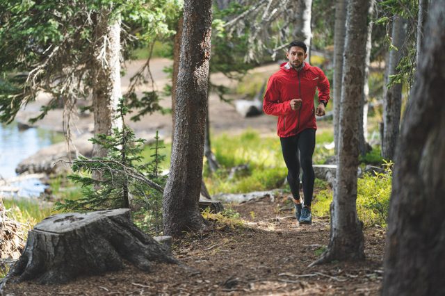 Correre ovunque? Da Altra una bellissima immagine di corsa in mezzo a un bosco. Correre in un bosco, oltre che riempirci i polmoni di aria pulita, ci permette di fare un ottimo lavoro di rafforzamento delle caviglie. Nella foto del nuovo