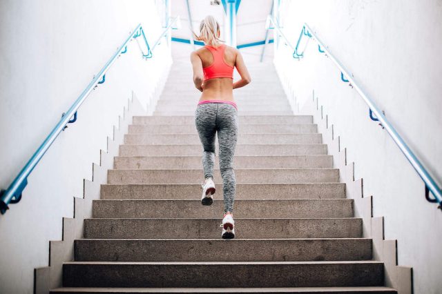 Correre nella Fase 2 - Una ragazza sfida le scale di un sottopasso cittadino. Ricordiamoci di quanto detto, per essere Runner virtuosi bisogna correre con Gambe, Testa e Cuore!