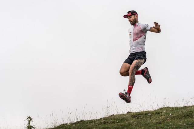 Jordi Gamito, fortissimo atleta dei marchi ALtra e Compress Sport durante una fase in discesa di uno dei suoi massacranti allenamenti. Per atleti del suo calibro Correre ovunque è fondamentale!