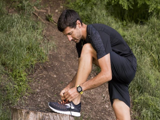Il triatleta Giulio Molinari, sempre molto attento a ALIMENTAZIONE e Buone Abitudini, in un momento di pausa con le nuove BROOKS GLYCERIN 16
