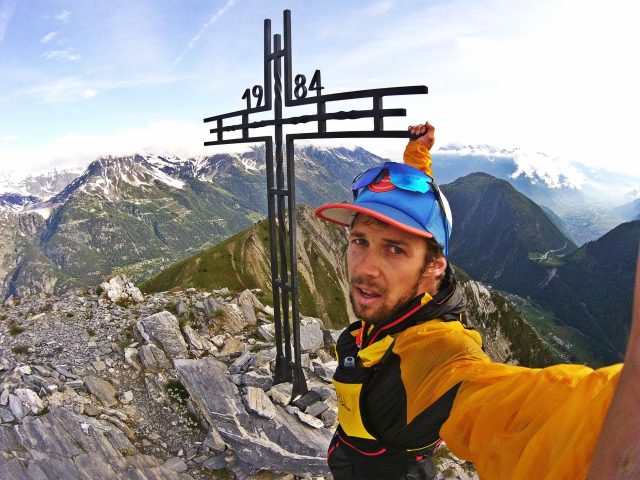 Fase 2 - Un'altra bella immagine di trail running della'tleta La Sportiva Sacha Devillaz in cima alla