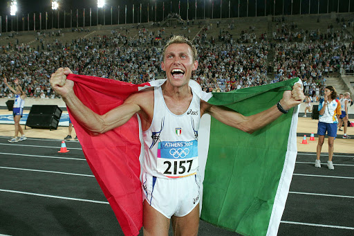 Gli occhi di Stefano Baldini pochi istanti dopo la strepitosa vittoria alla maratona olimpica di Atene 2004. Oggi per Stefano Correre ovunque è un'abitudine, ma proviamo a pensare quanti chilometri avrà speso nel magico anello di tartan di una pista di atletica!