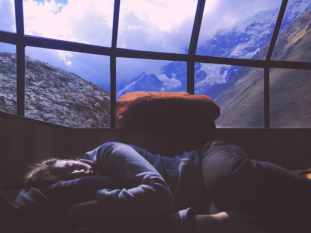 Dormire bene - Nella suggestiva immagine della fotografa Maeghan Smulders una ragazza dorme serena. Le montagne sullo sfondo la attendono per una nuova escursione giornaliera. Il Sole è già alto ed è ora di svegliarsi! Dormire bene - Nella suggestiva immagine della fotografa Maeghan Smulders una ragazza dorme serena. Le montagne sullo sfondo la attendono per una nuova escursione giornaliera. Il Sole è già alto ed è ora di svegliarsi!
