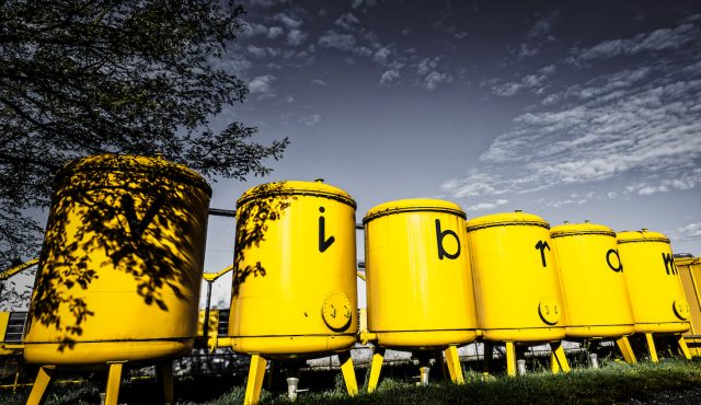 Vibram e Fase 2 - Un'altra bella immagine del fotografo Remi Fabregue: Il giallo di Vibram troneggia ed è pronto a far ripartire la produzione. Vibram e Fase 2 - Un'altra bella immagine del fotografo Remi Fabregue: Il giallo di Vibram troneggia ed è pronto a far ripartire la produzione.